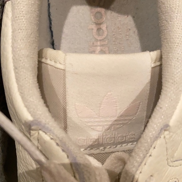 Men’s Adidas cream sneakers size 10 - Picture 4 of 4